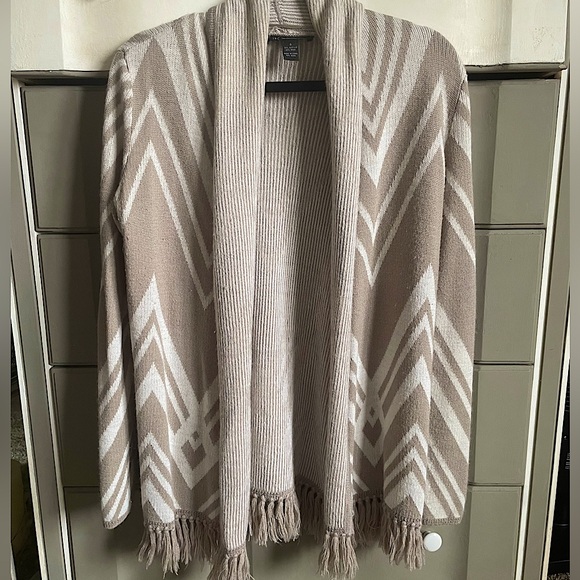 Sweaters - Soft knit sweater with fringe